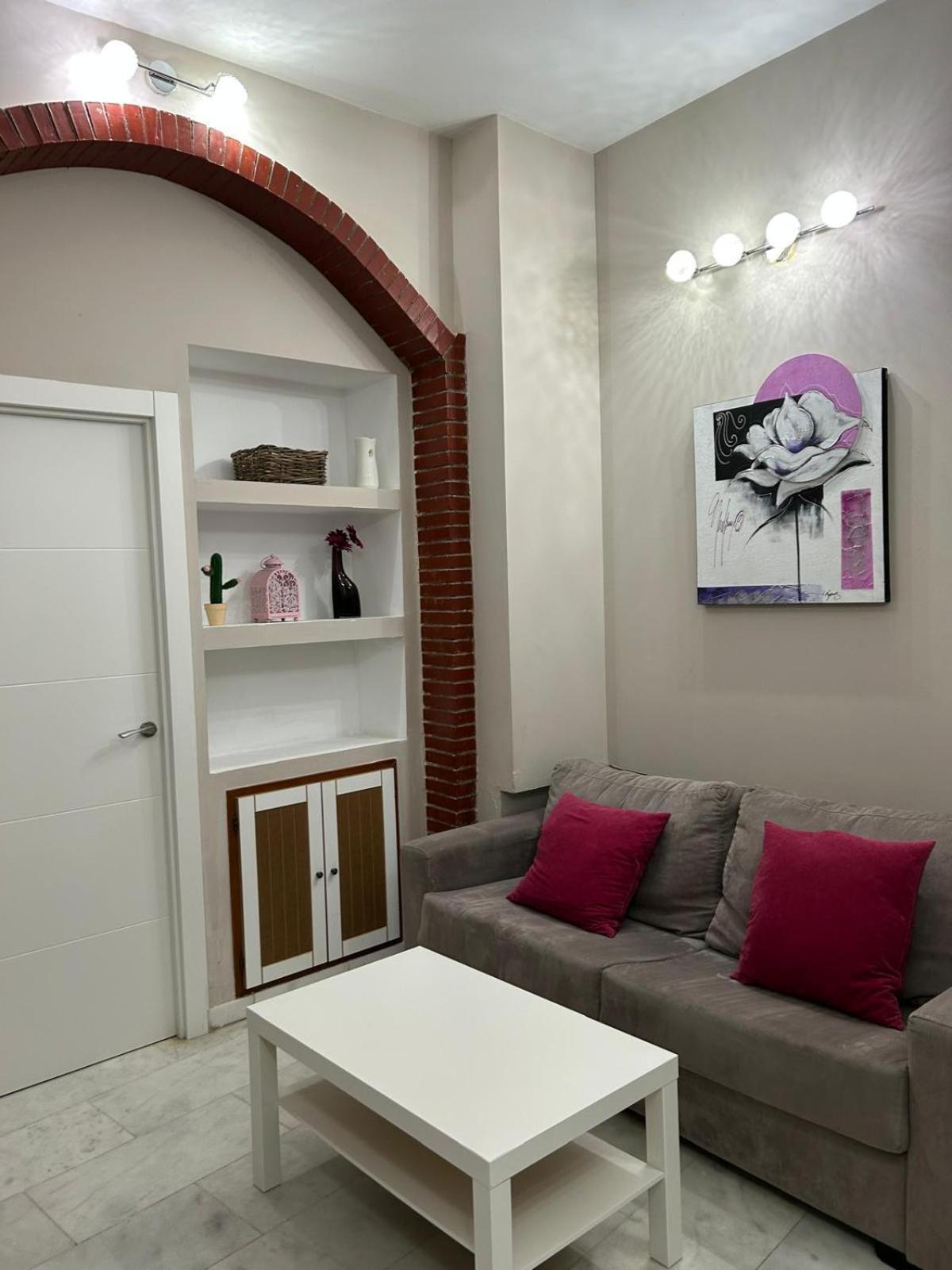 Columnas De Adriano. Calle Mármoles, 5 Apartamento